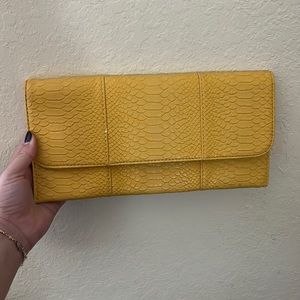 Yellow snake pattern clutch